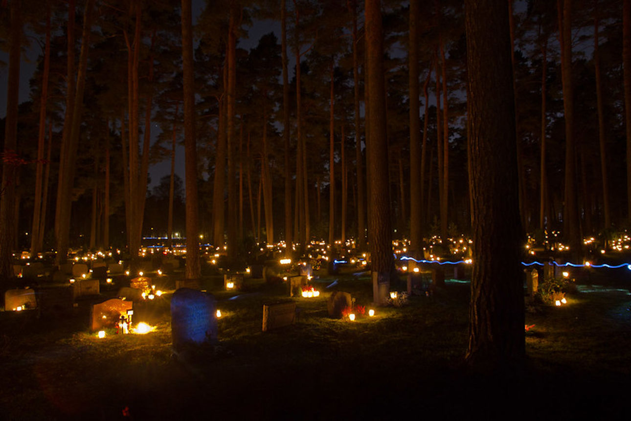 La notte di Ognissanti a Stoccolma, le luci a Skogskyrkogården