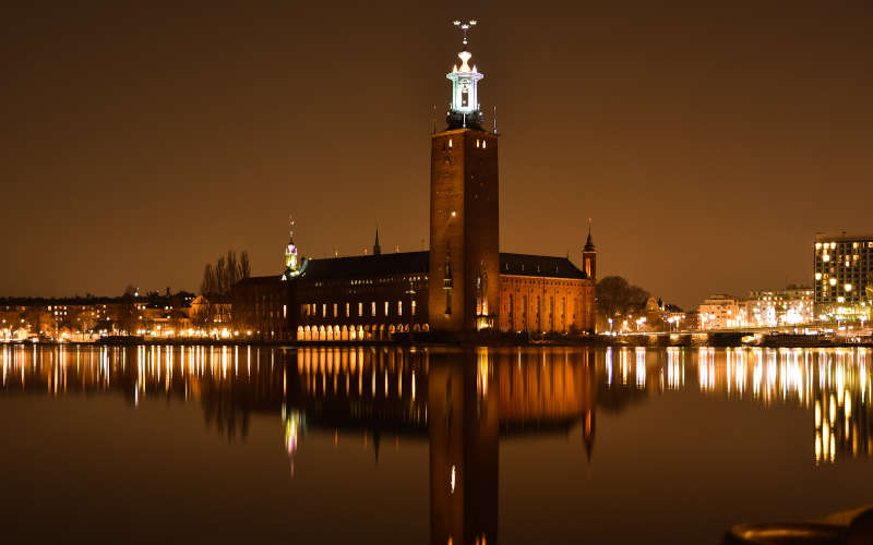 Il municipio di Stoccolma di notte